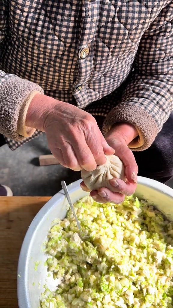 白菜粉条豆腐大包子吃着太拉馋了!