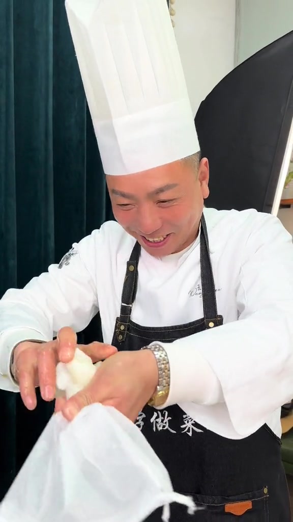 今天教大家做一道萝卜鱼肉狮子头,南湾鱼新做法!