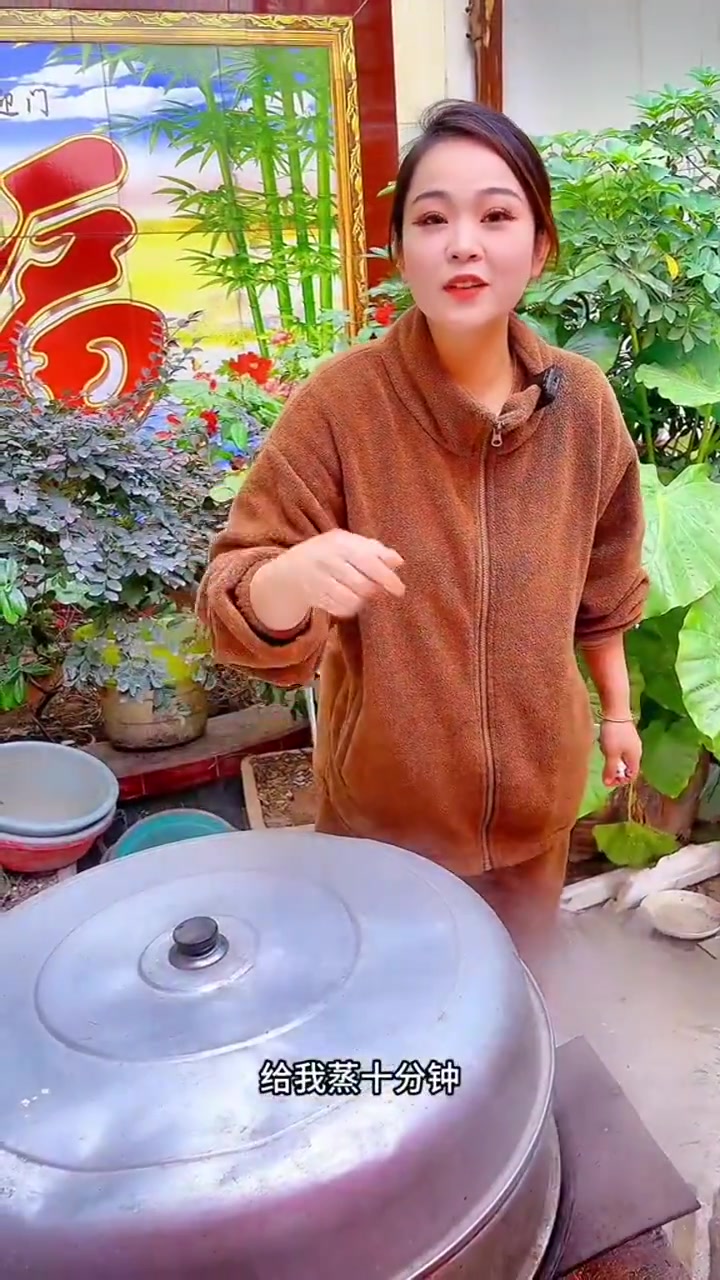 天冷了,给粉丝做个蒸面条,在来几个大蒜别提多好吃了!