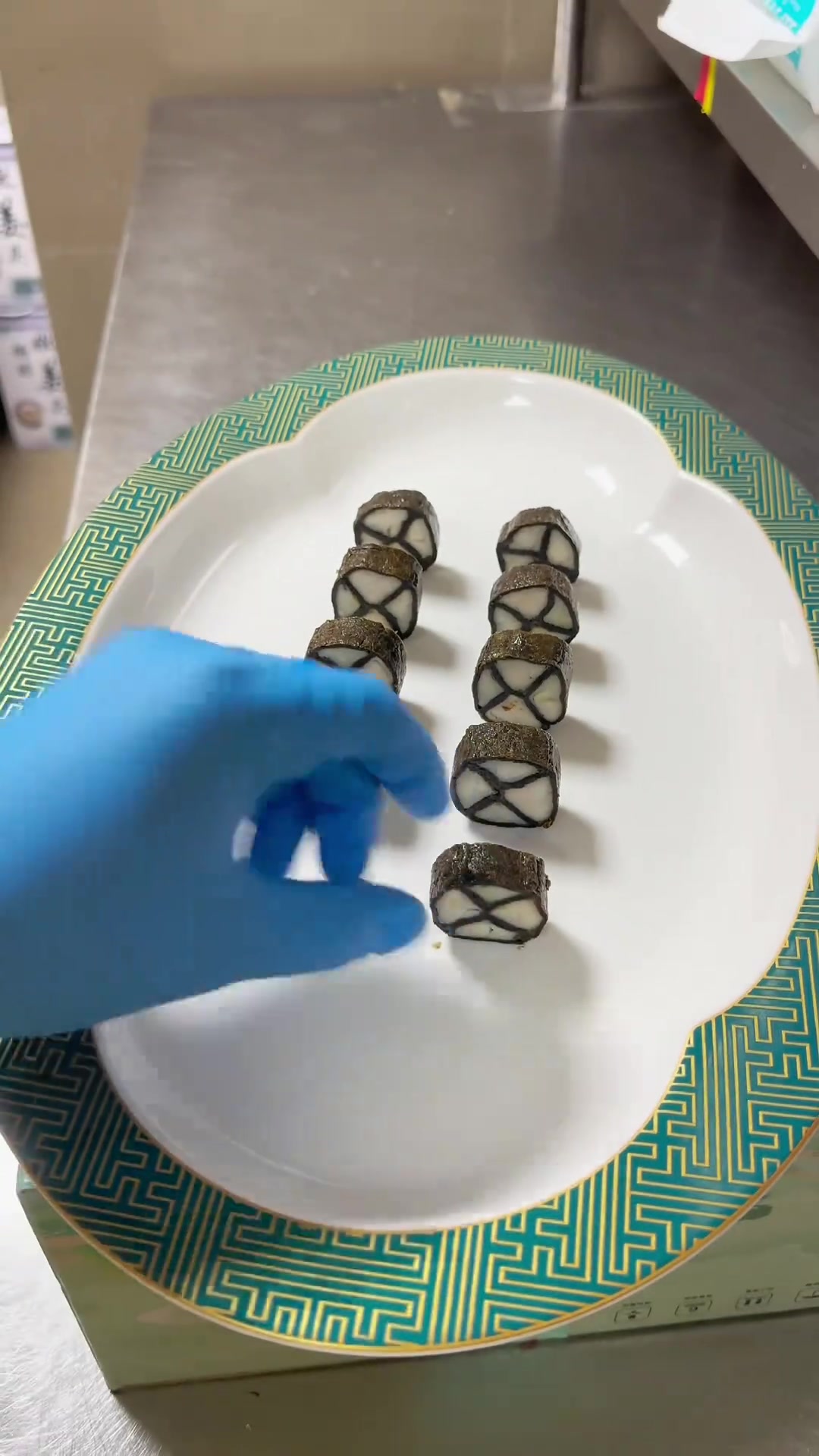 《辣汁海苔鱼柳卷》主料:龙利鱼 海苔制作:龙利鱼冲水化