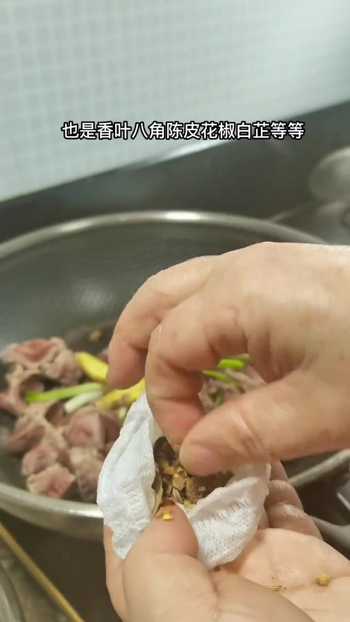 干煸鸭胗加花生米,撒上孜然粉,真的是太好吃了