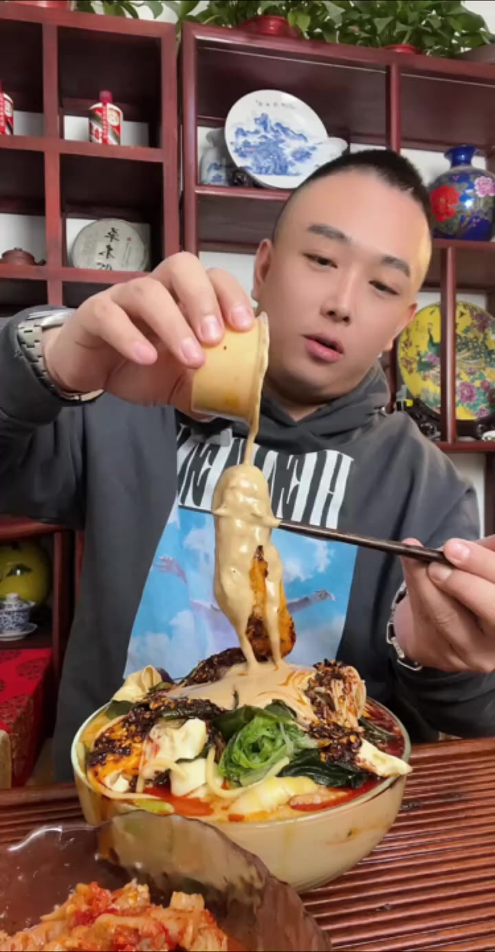 好久没吃麻辣烫了,麻酱浇油条是真好吃麻辣烫 吃播 吃播视频