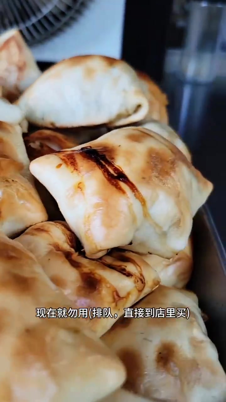 以前浦东源深路每周五都有个集市,那的烤包子一绝了,每次都排队,每次我都至少十个起,热的我自