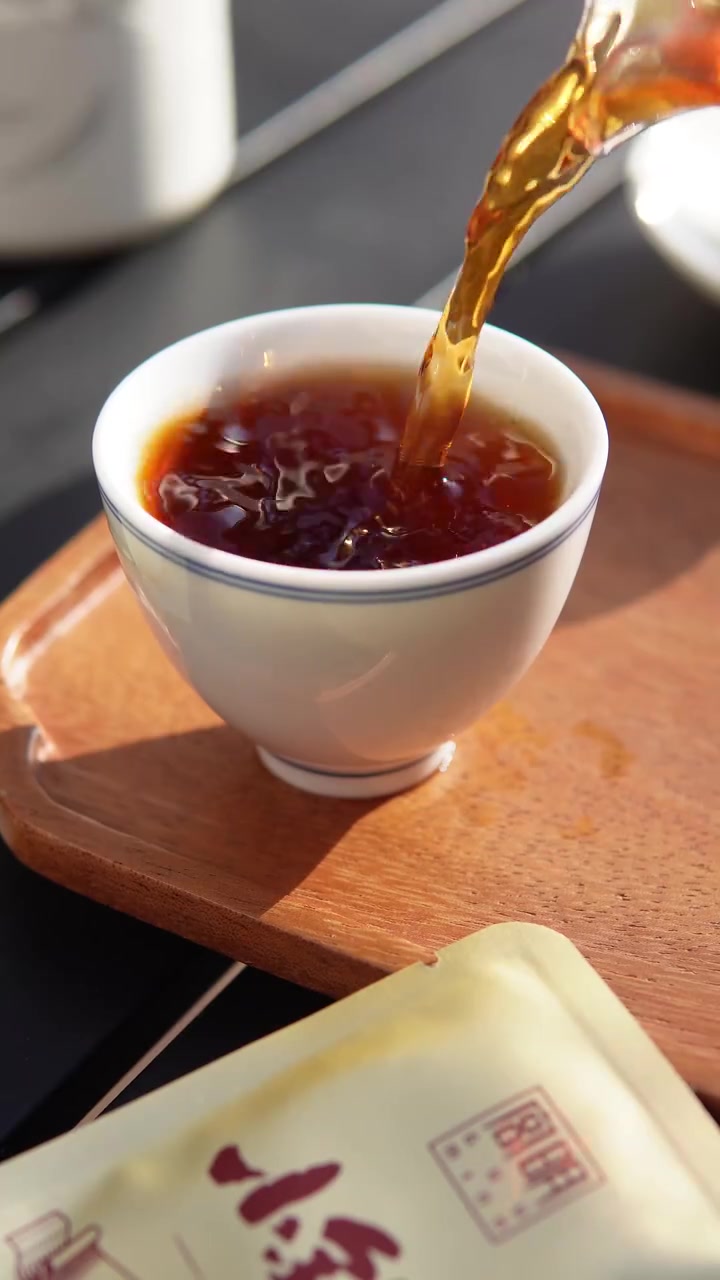 糯香小金砖普洱熟茶,如同一块精致的艺术品,不仅外形圆润大气,更在每一饼中蕴藏着丰富的茶香与