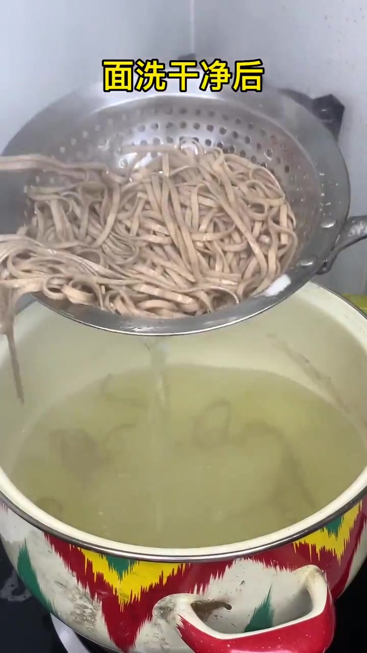 给大家分享黑麦碎肉拌面的做法