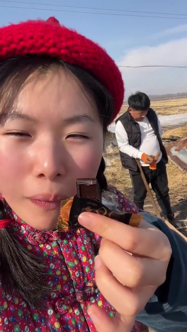老爸买的肥肠叫我对象来吃 胖小做的溜肥肠 我蒸的酸菜馅菜团子