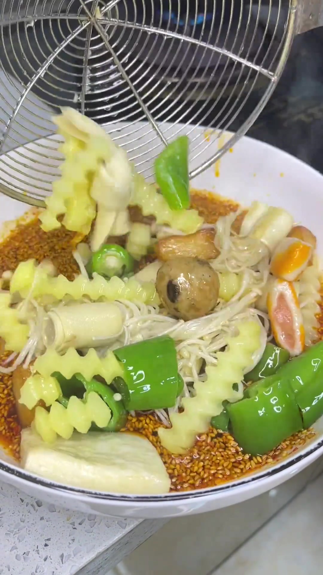 今个做了空心烧饼,又炸了丸子和菜,做了路边小摊的炸串夹馍