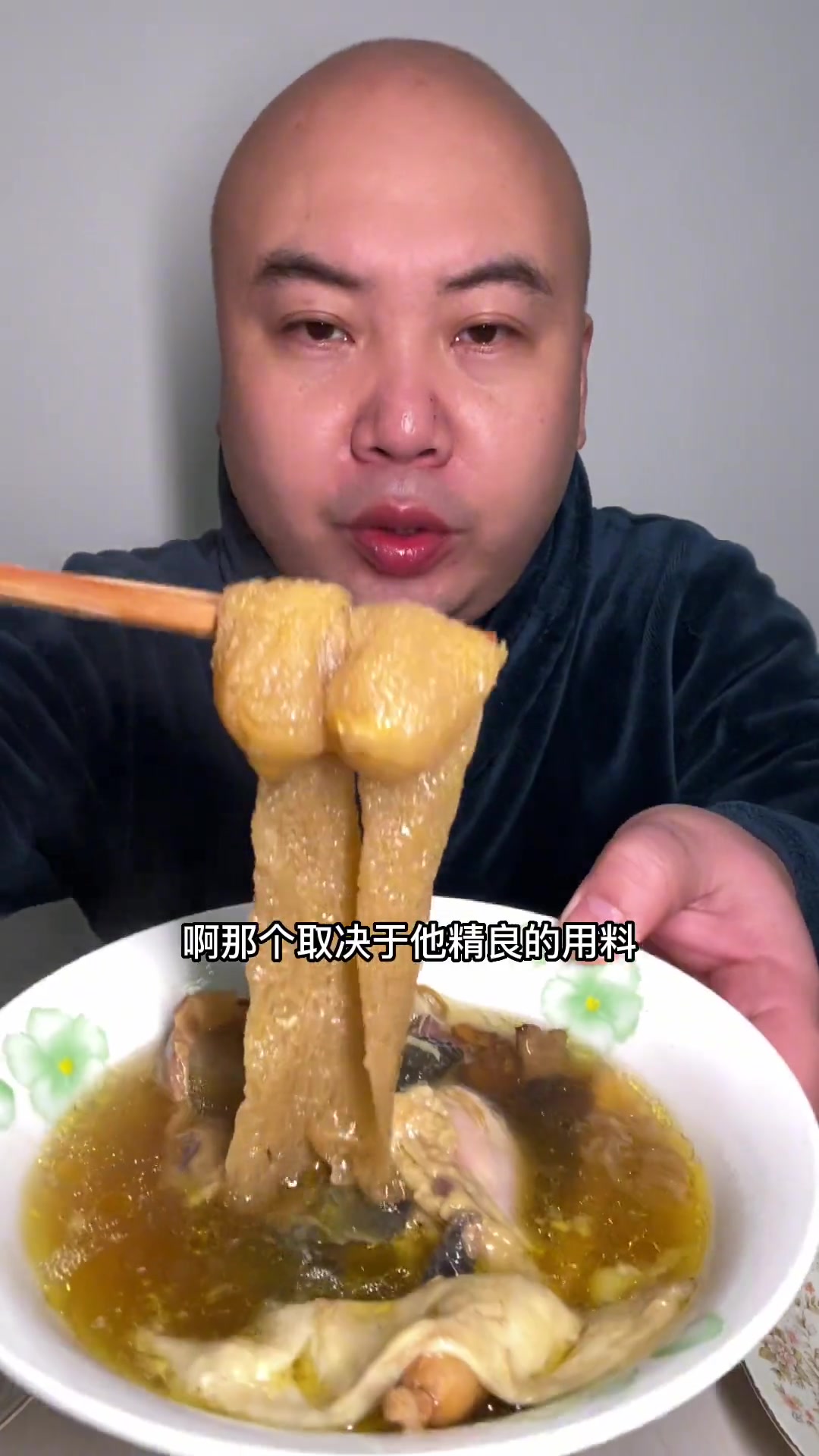大渡口也有石子煨汤了,南川跑山鸡,各种好菌,安逸惨了