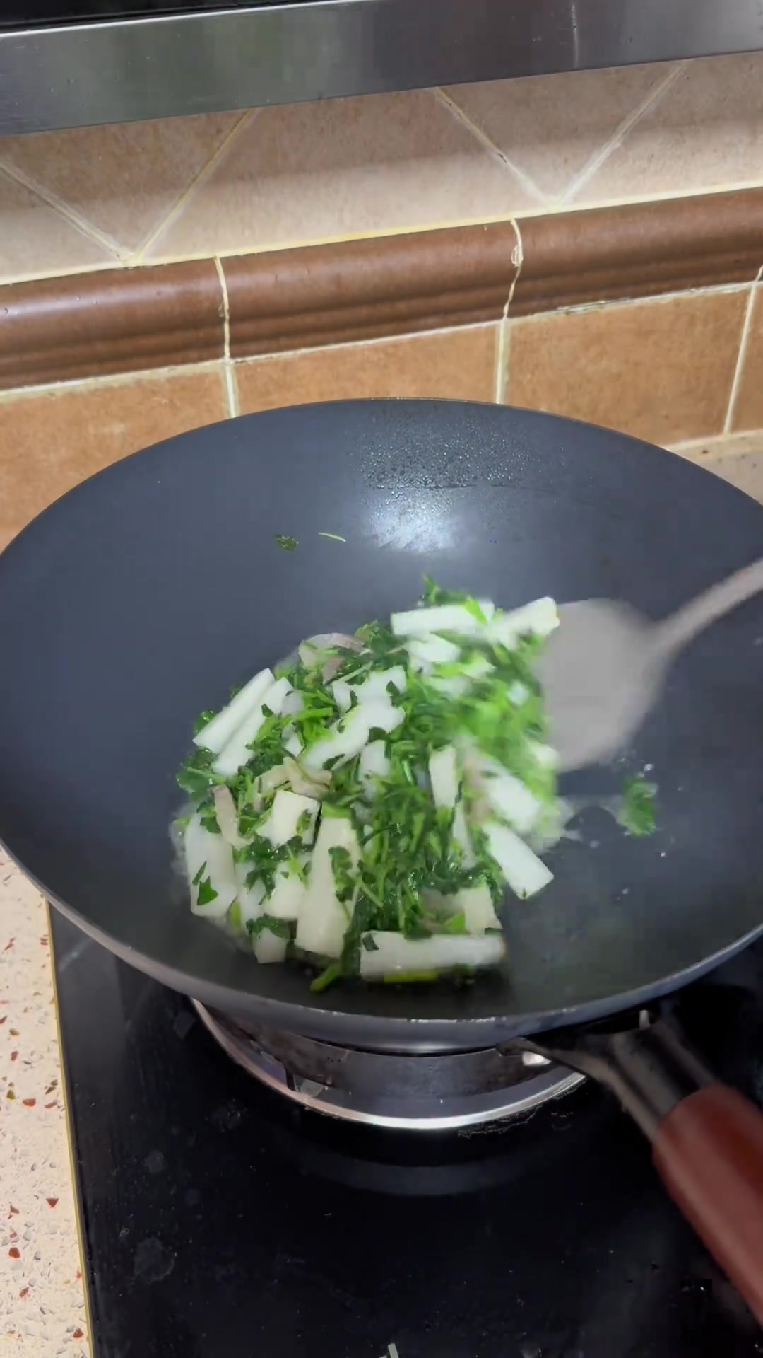 农村遍地都是宝,中午摘了花草炒年糕!