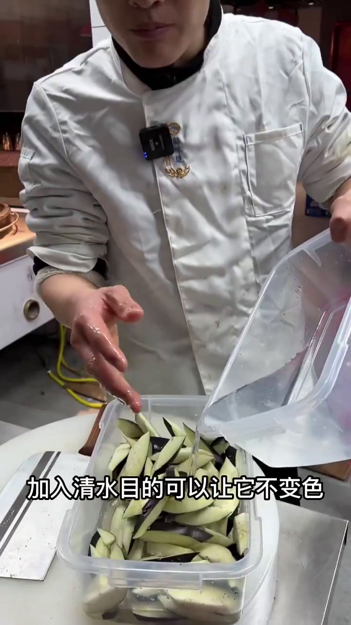 今天做个当下流行的一道菜品,风味茄子,酥脆可口特别好吃