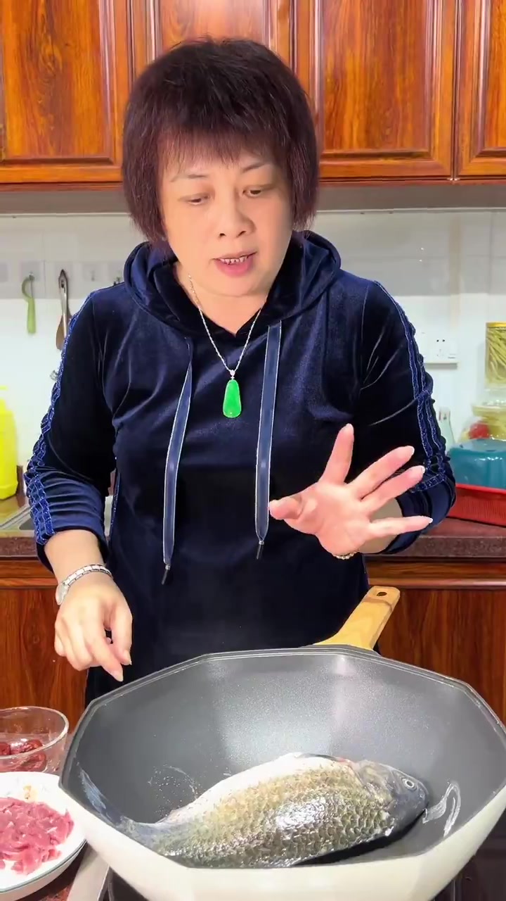 芬姐今日教大家金线莲煲鲫鱼汤