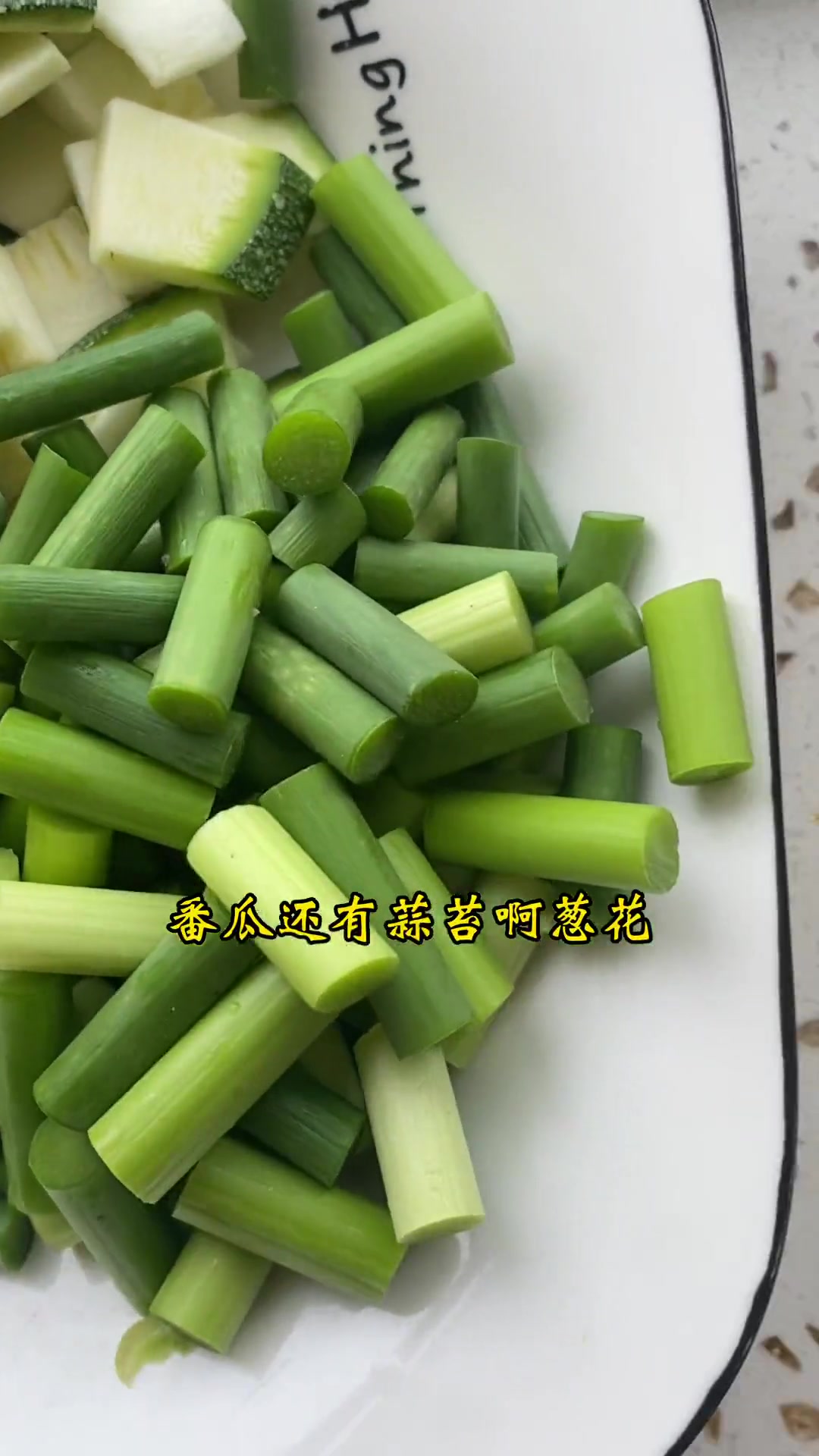 不用和面不用揉面也能做出劲道爽滑无比美味的炒面片!