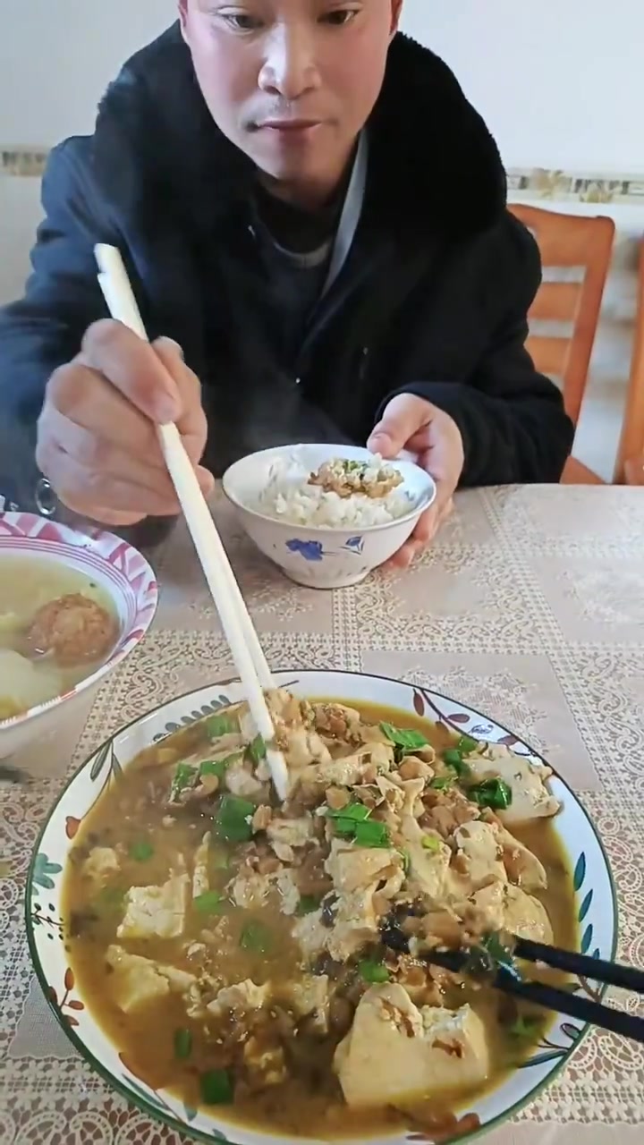 今天午餐:大白菜烧肉圆,外婆菜煎豆腐好吃又下饭