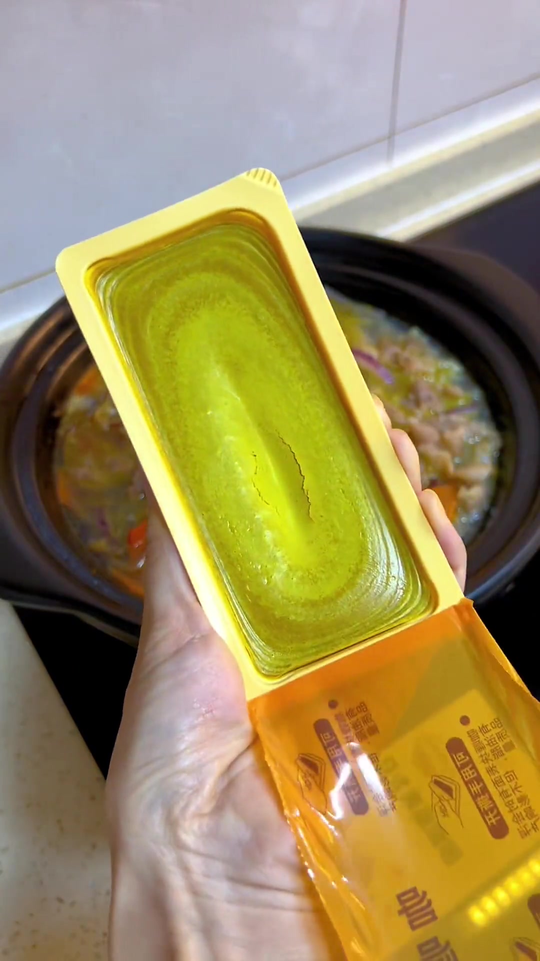 老公休息在家,午饭做了一份咖喱肥牛面,好吃的不得了!