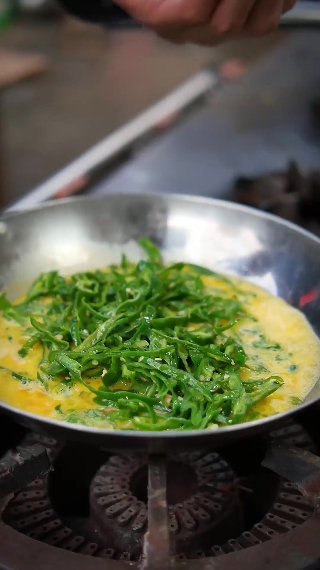 炒蛋是先炒蛋还是先炒辣椒?辣椒炒的鸳鸯鸭蛋,吃过没?