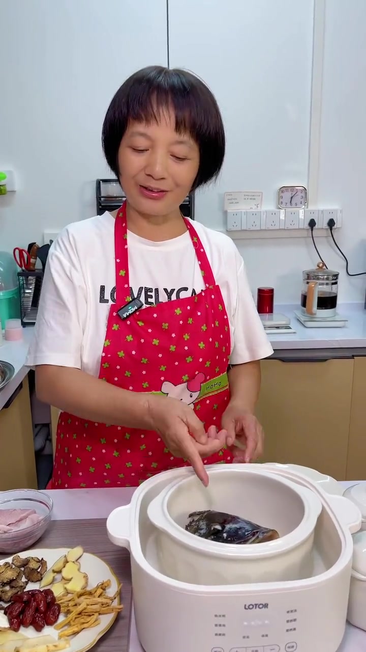 天麻党参炖鱼头汤,女朋友们一个星期都炖一次喝