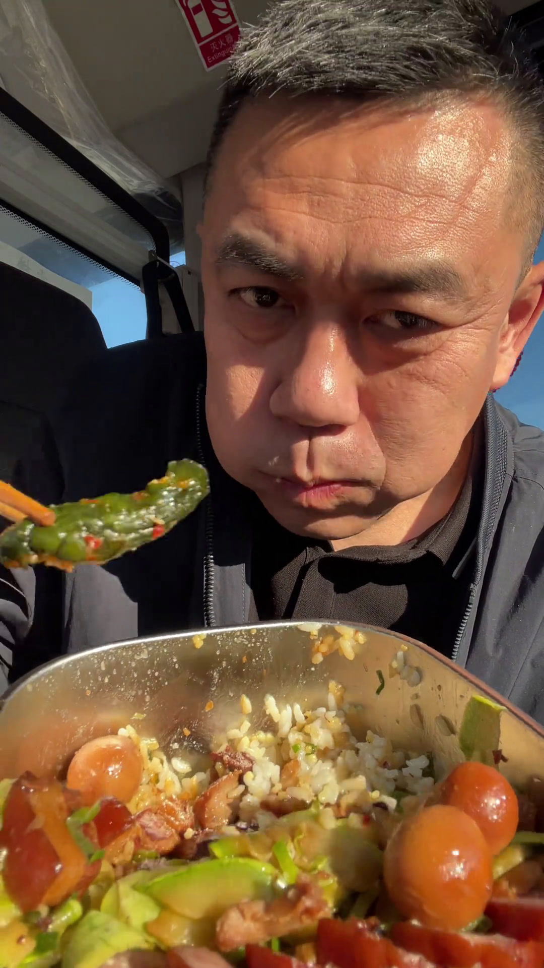 红焖肉汤儿拌大米饭,再来一口下饭神器孩子他姥做的黄瓜咸菜