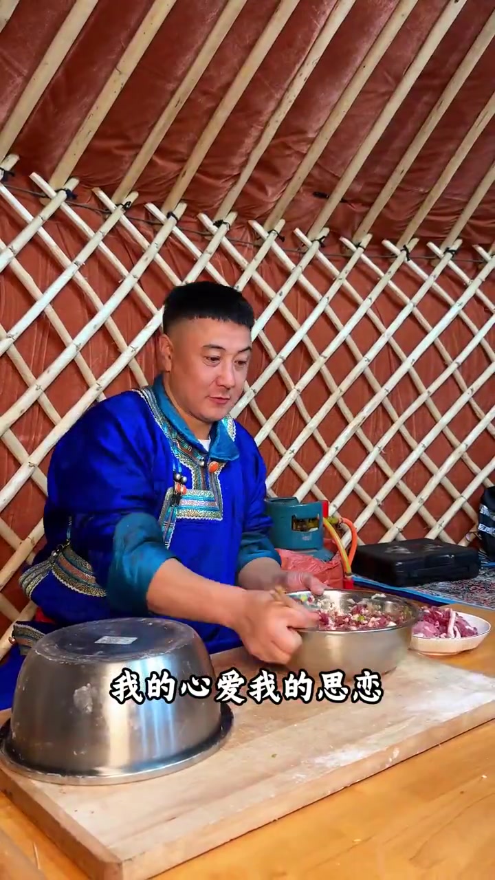 鲜羊后腿做的蒙古包子味道真鲜美啊