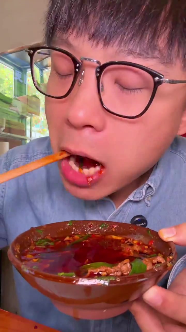 在六盘水街头吃到了我们西南F4自己的铜锅涮牛肉火锅