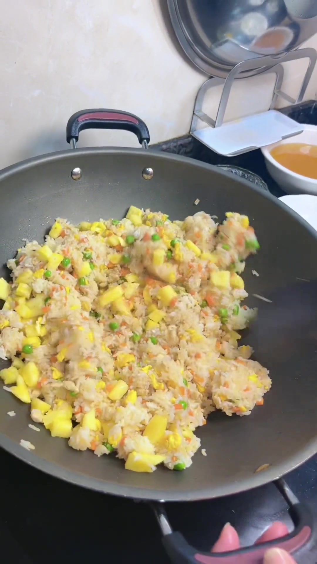 潮汕家常炒蛋菠萝炒饭非常好吃的广式菠萝炒饭详细做法分享给大家