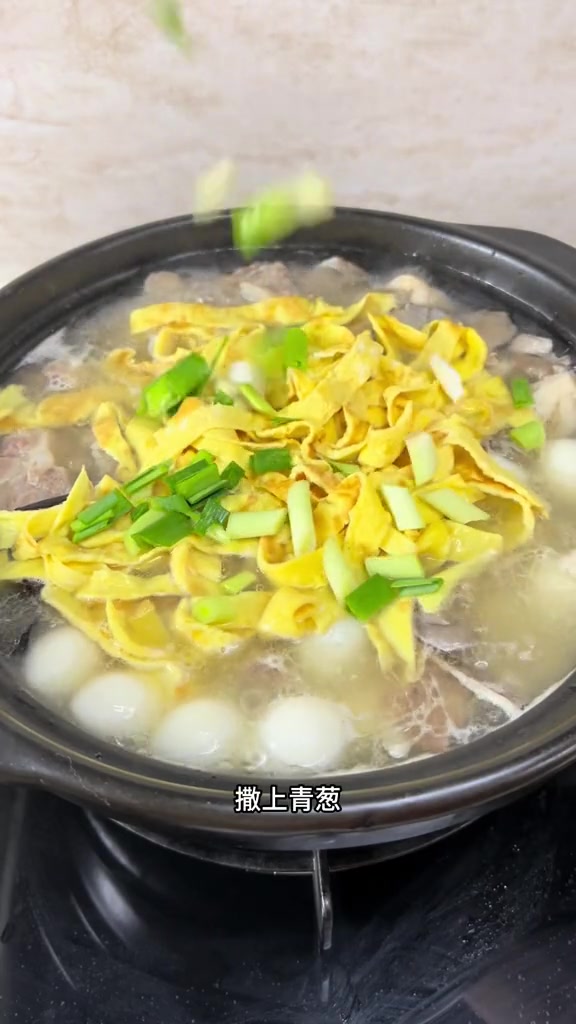 天气转凉不知道吃什么就做这个三鲜火锅吧,好吃又简单,二宝吃的