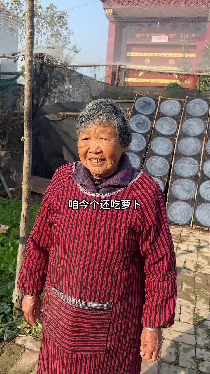 奶奶薅一把菠菜和芫荽,做了一锅香喷喷的萝卜疙瘩汤