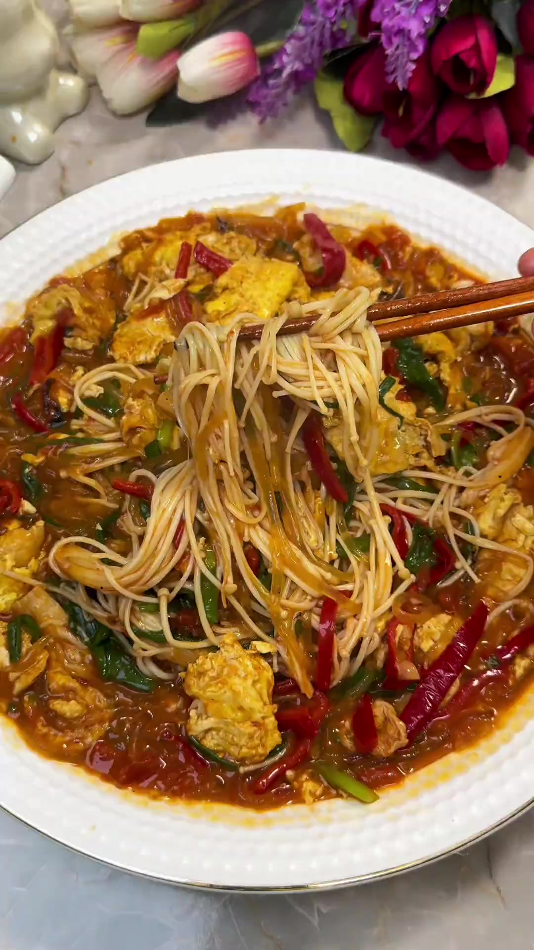 在家做美食金针菇炒鸡蛋