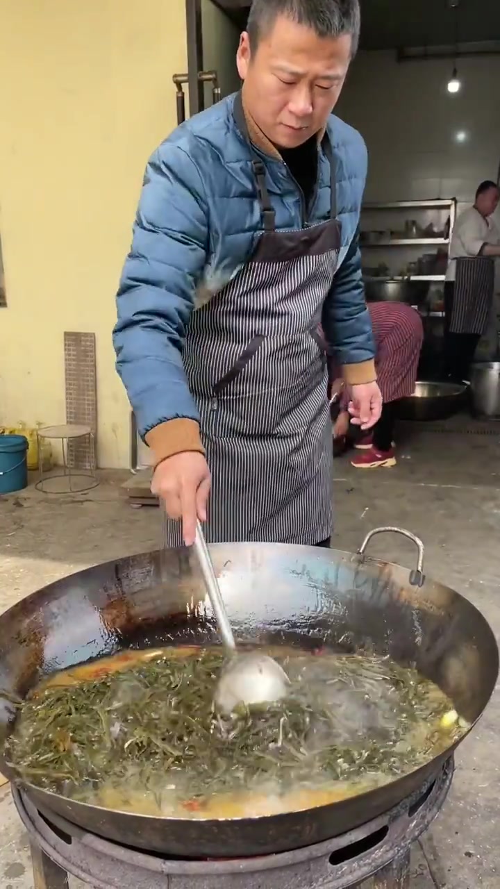 20桌上的酸汤海带丝