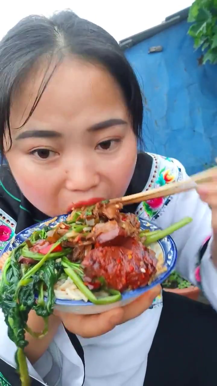兄弟姐妹们 大家好啊!吃饭咯!泡椒炒鸡杂
