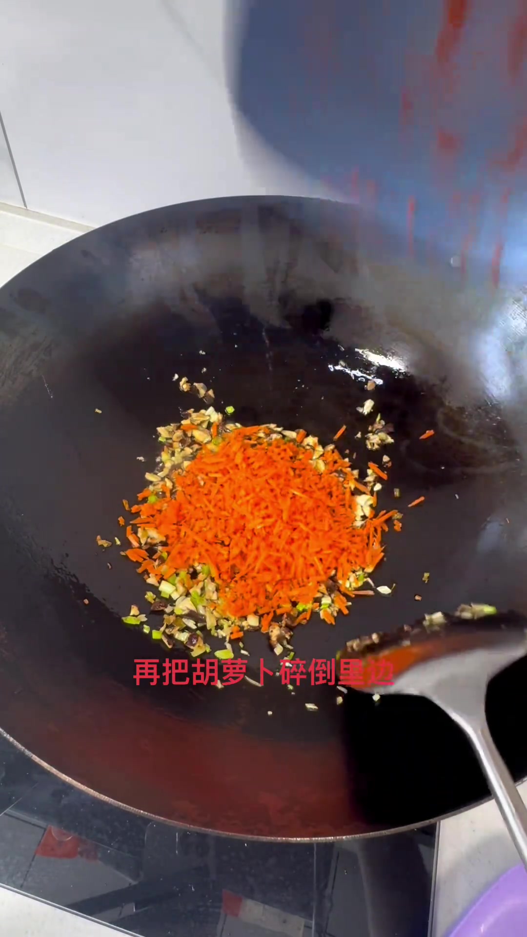 这个莴笋馅水饺鲜到姥姥家了,娘俩差点没够吃