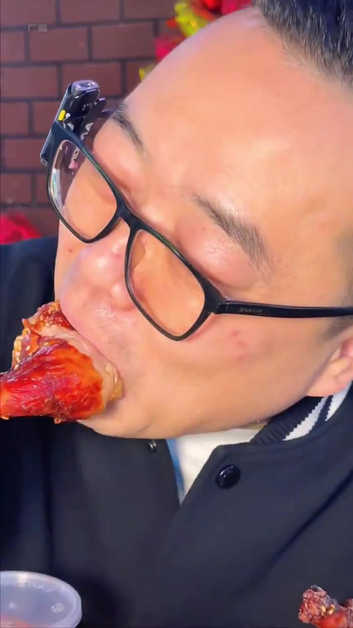 半个小时没白等,馕坑烤出来的鸡子,这汁水,要配个吸管来吃