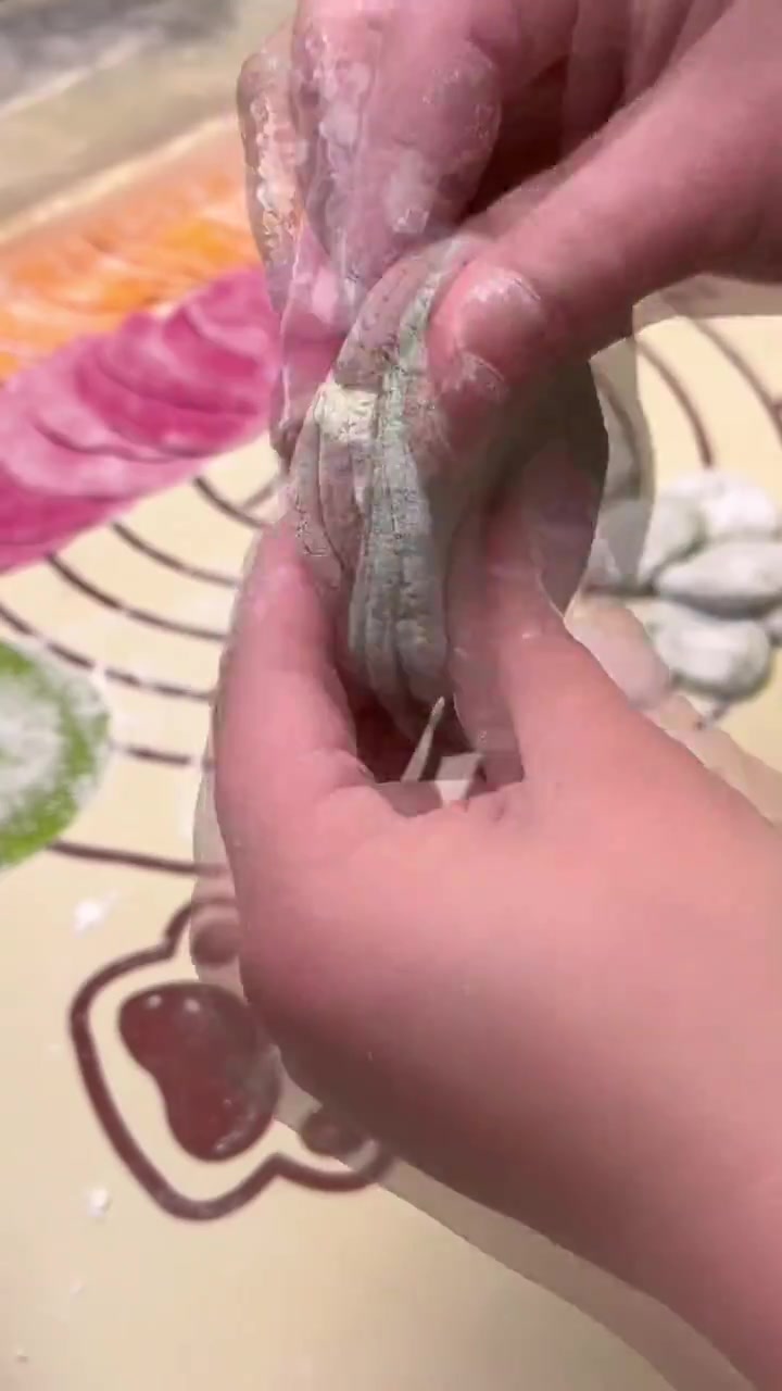 马上过年了,用果蔬饺子粉包了五颜六色的彩色饺子