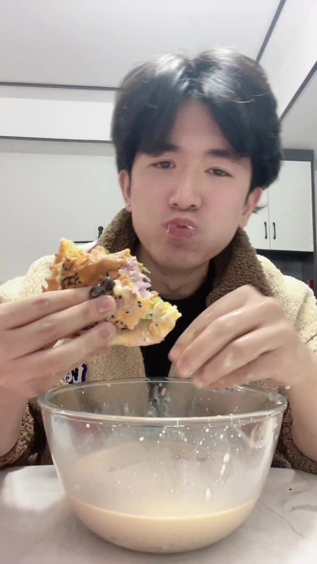 今天吃奶茶汉堡咯!