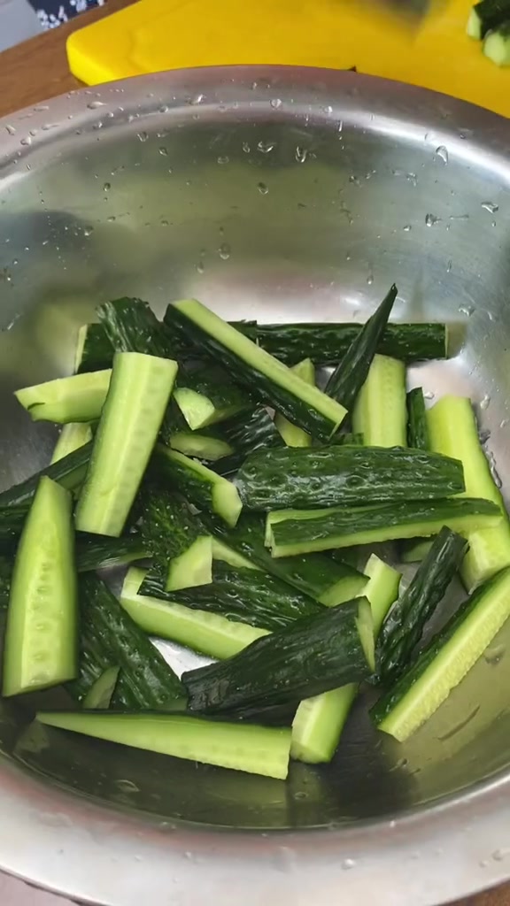 夏天必不可少的一道小咸菜～腌黄瓜,婆婆今天用传统方法做了一罐