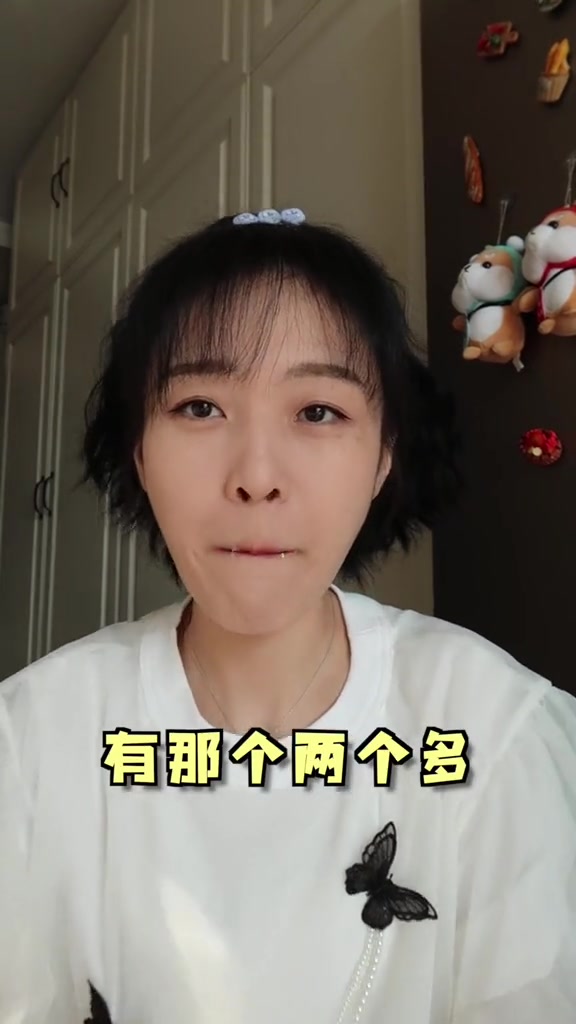 松软的蛋糕里夹着细腻的黄油奶油,冷藏起来更好吃