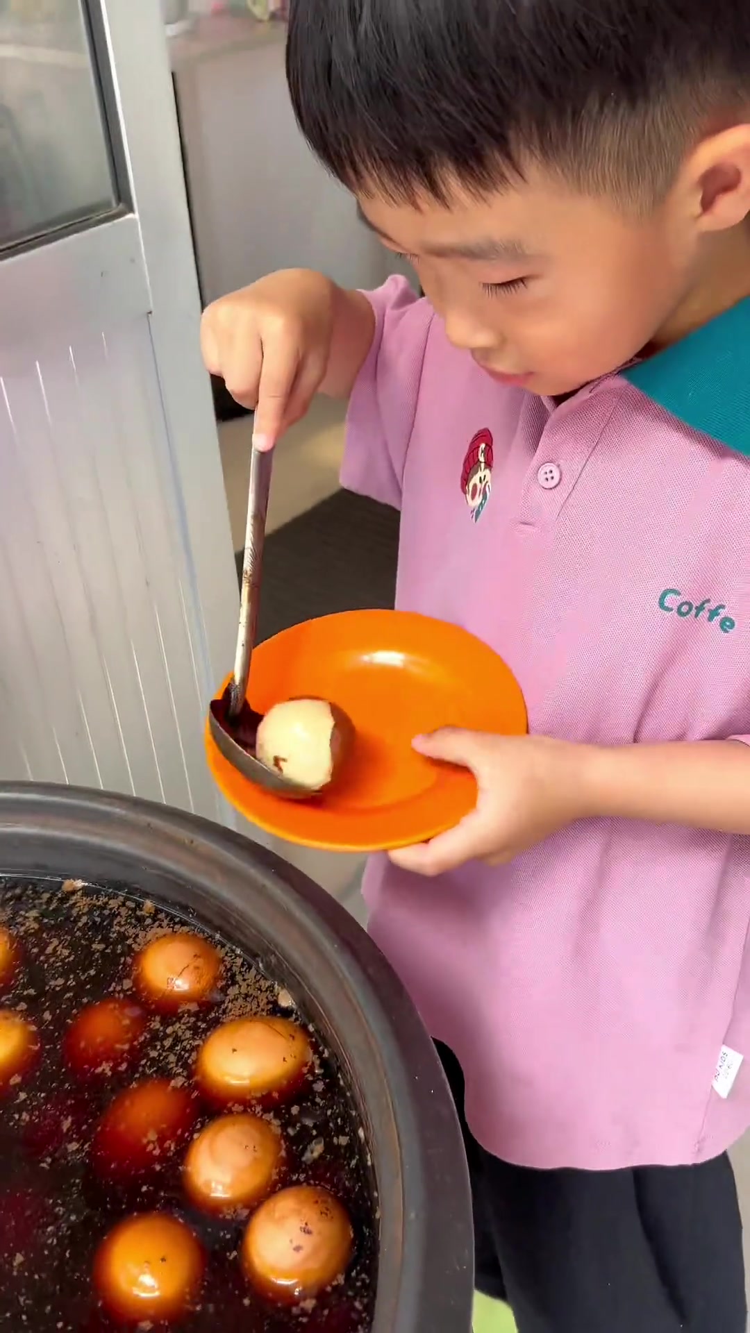孩子放假在家 抽空给他做点爱吃的 麦芬蛋糕虽丑但是味道还可以