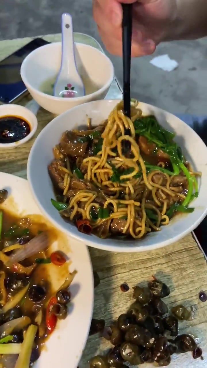 三个人点了三份,鳝鱼面、牛腩面