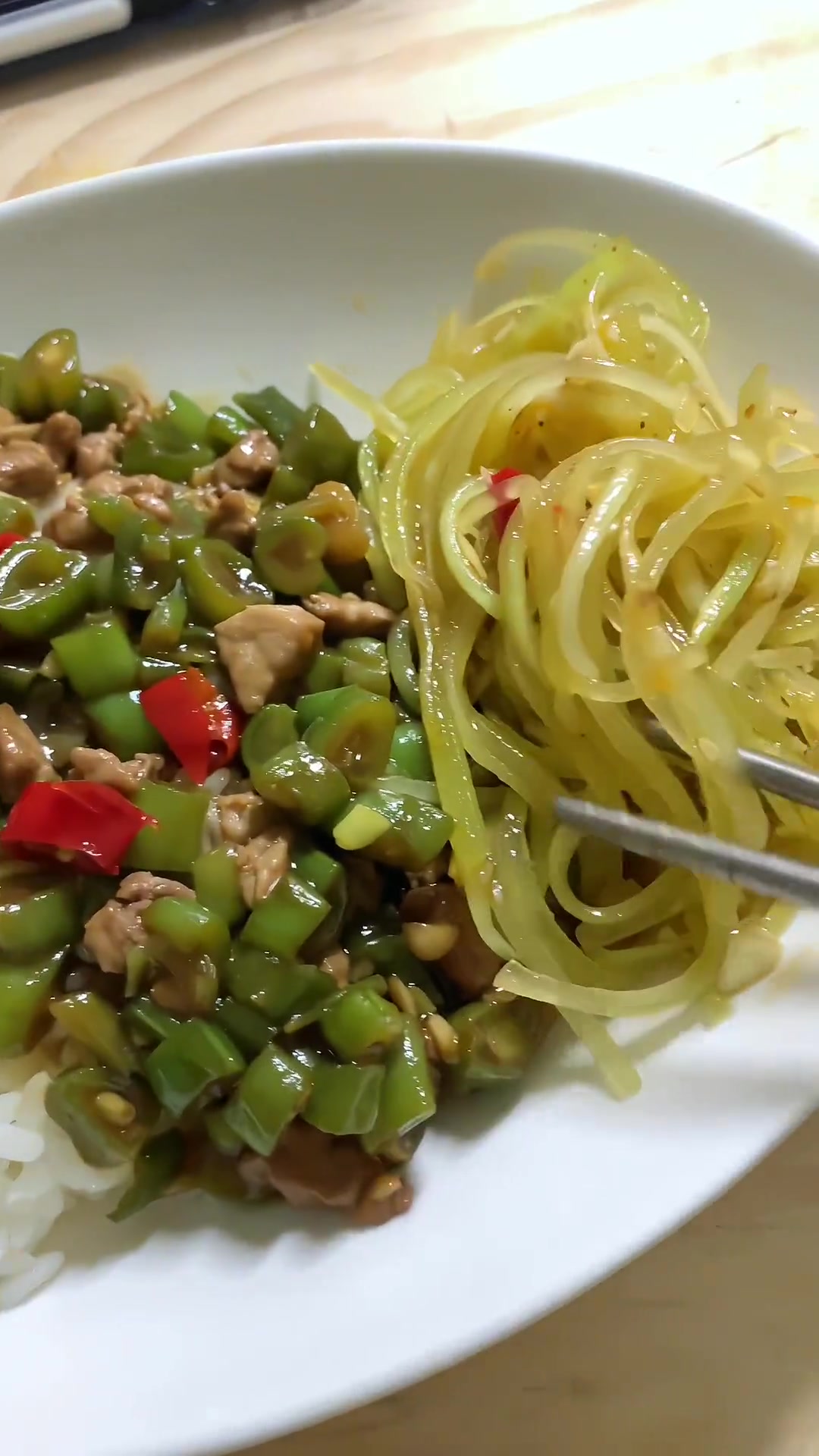 生椰拿铁|麦片酸奶碗|豆角肉丁盖饭|凉拌笋丝