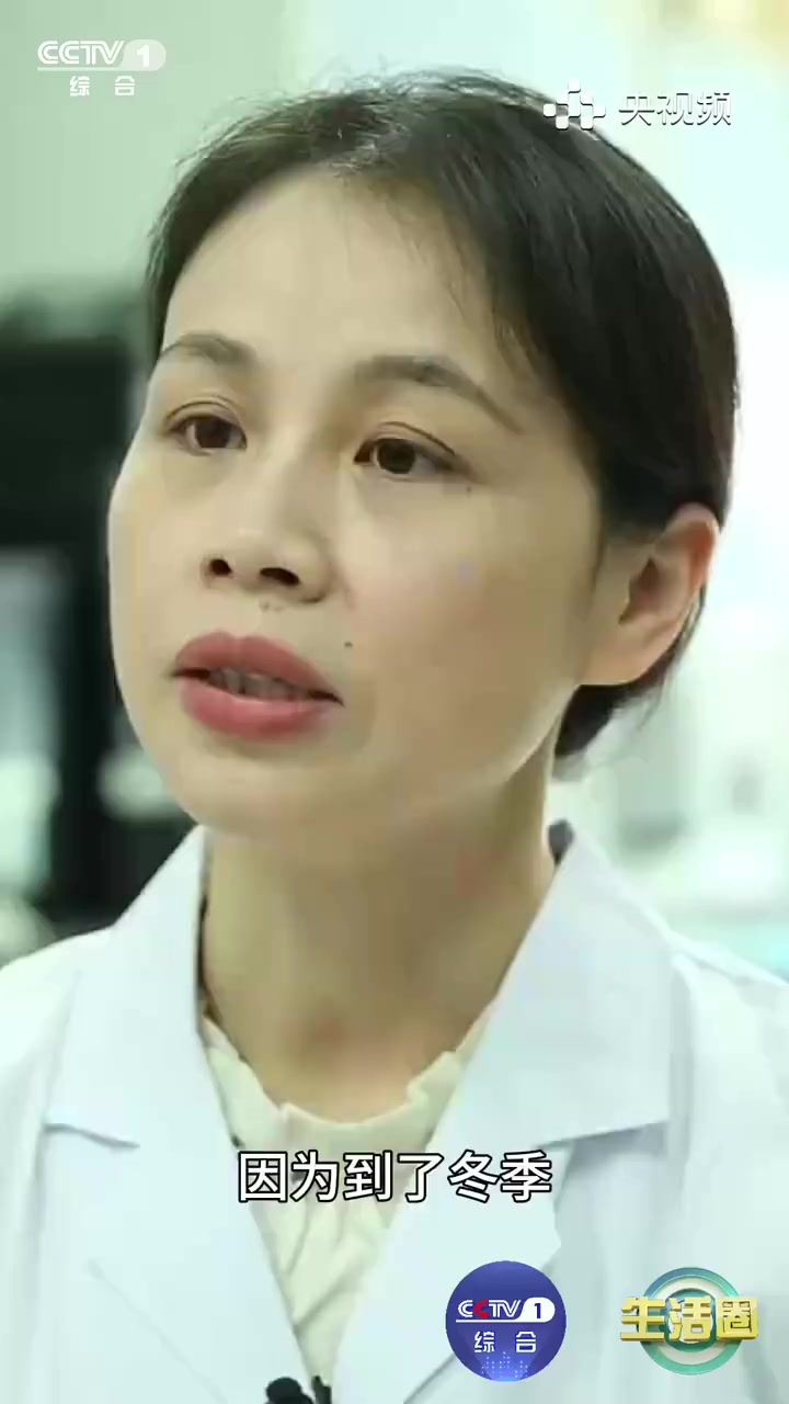 冬日来临,一碗热腾腾的胡椒根猪肚鸡汤,不仅温胃,还能助你抵御寒冷!专家表示,猪肚和鸡肉都是