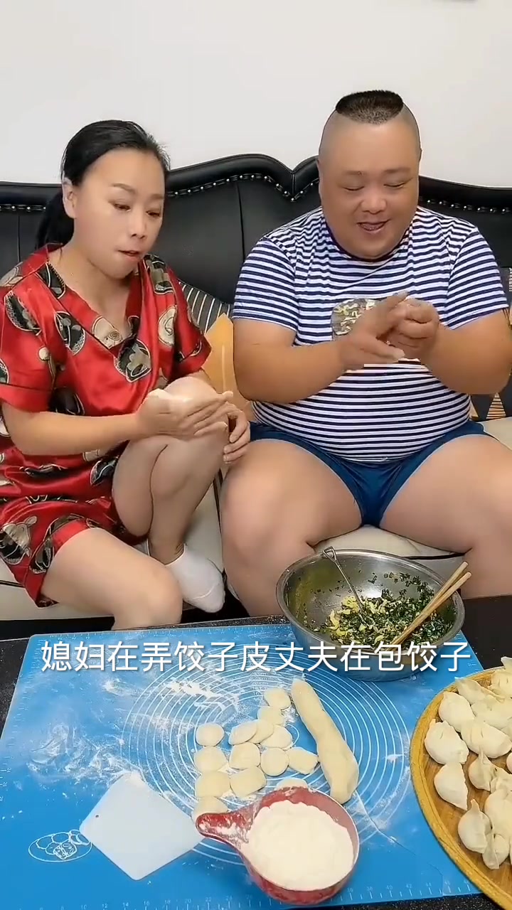 夫妻学包饺子办法都用上了