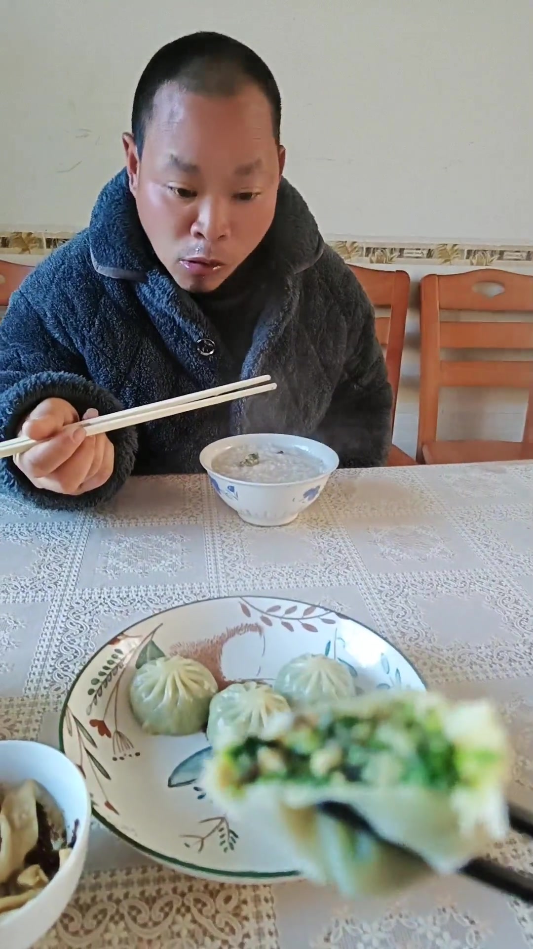 今日早餐:米告采子粥就薄皮包子,香菇青菜馅的