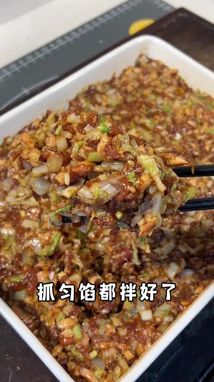 今天安排了白菜猪肉馅,无敌好吃,一口一个真的很香