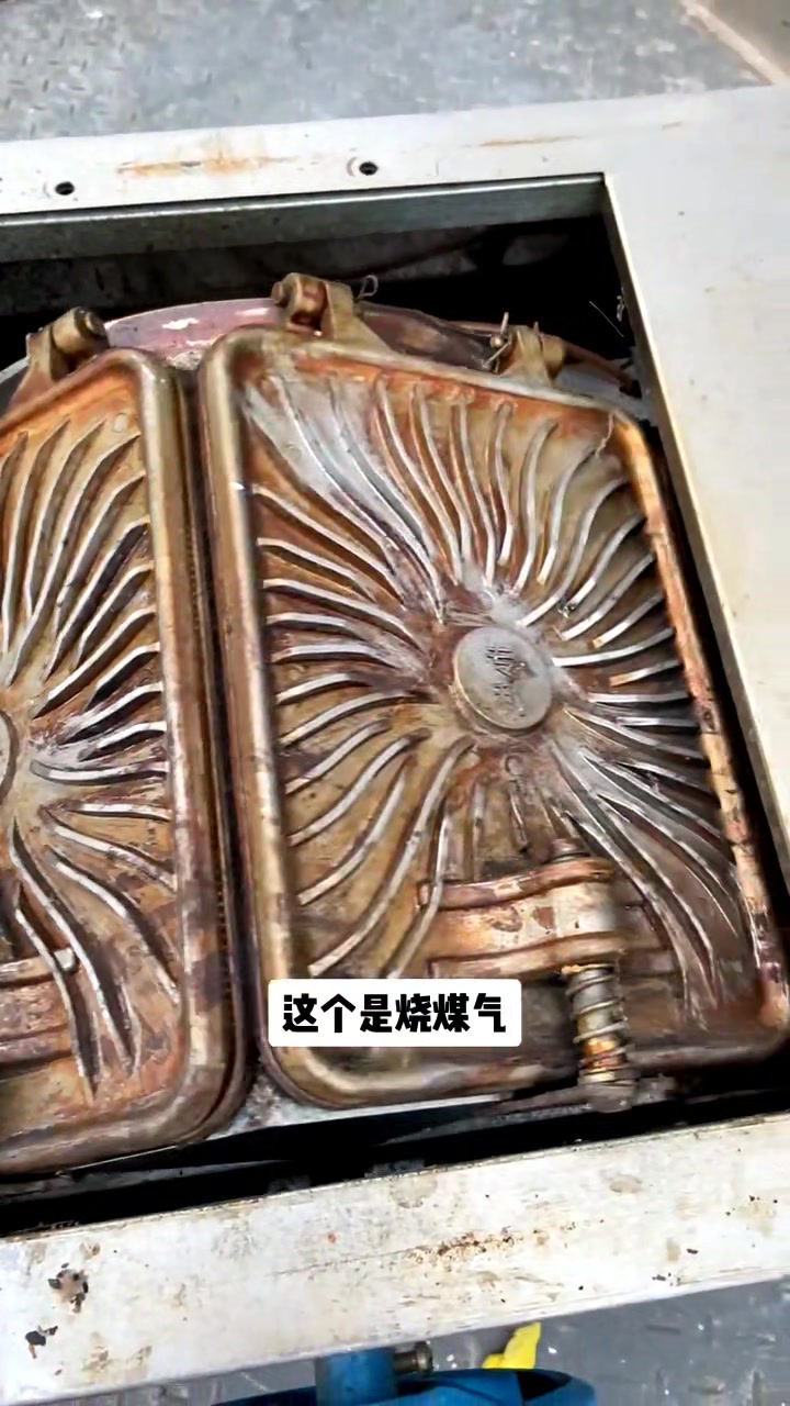 收回来一台二手燃气六面蛋卷机