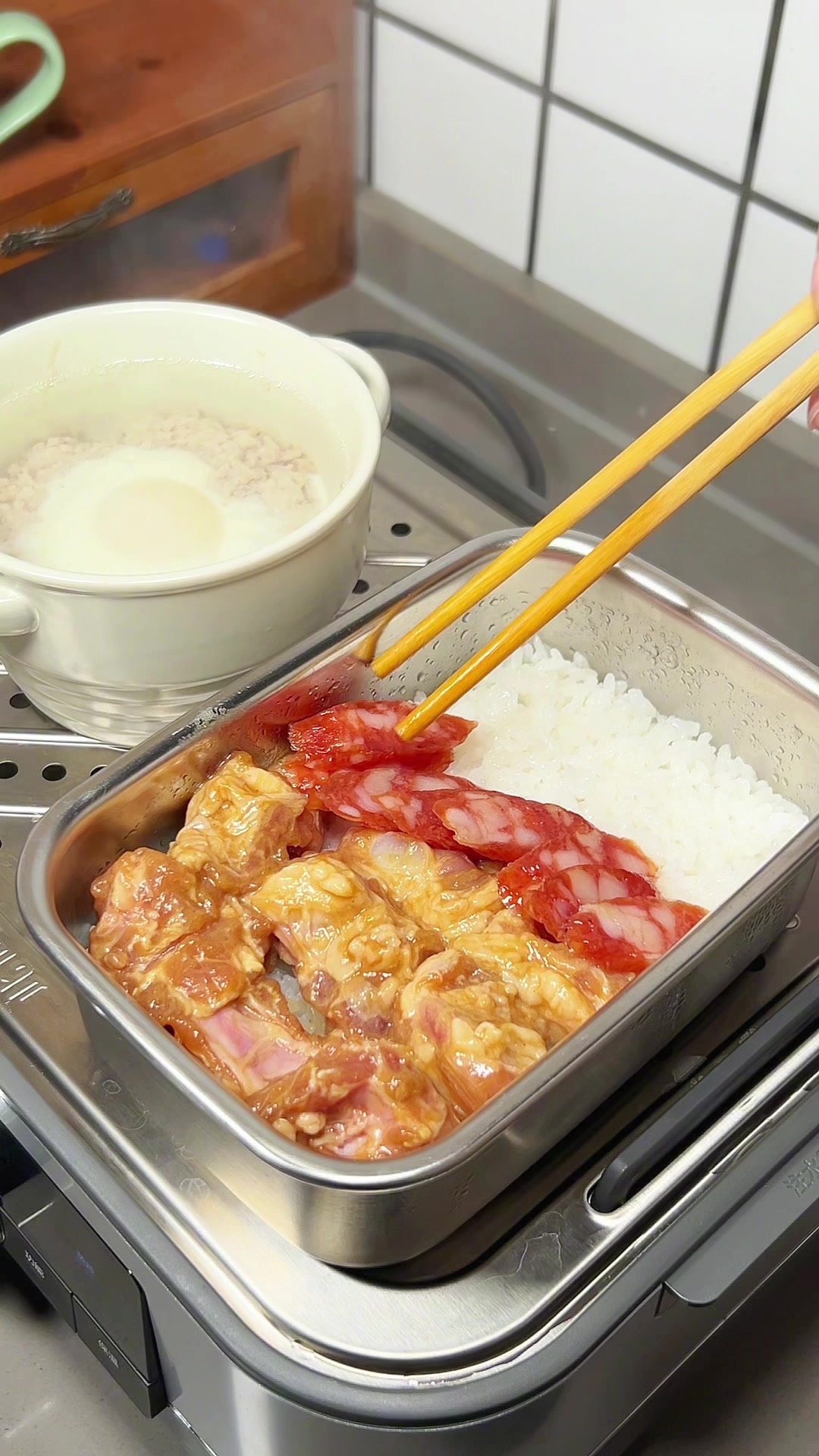 打工人带饭日常,一锅出排骨腊肠蒸饭,巨好吃