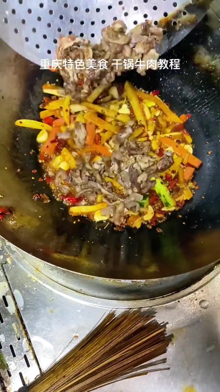 在家也能做的特色美食 干锅牛肉配菜黄瓜火腿肠藕土豆条牛肉