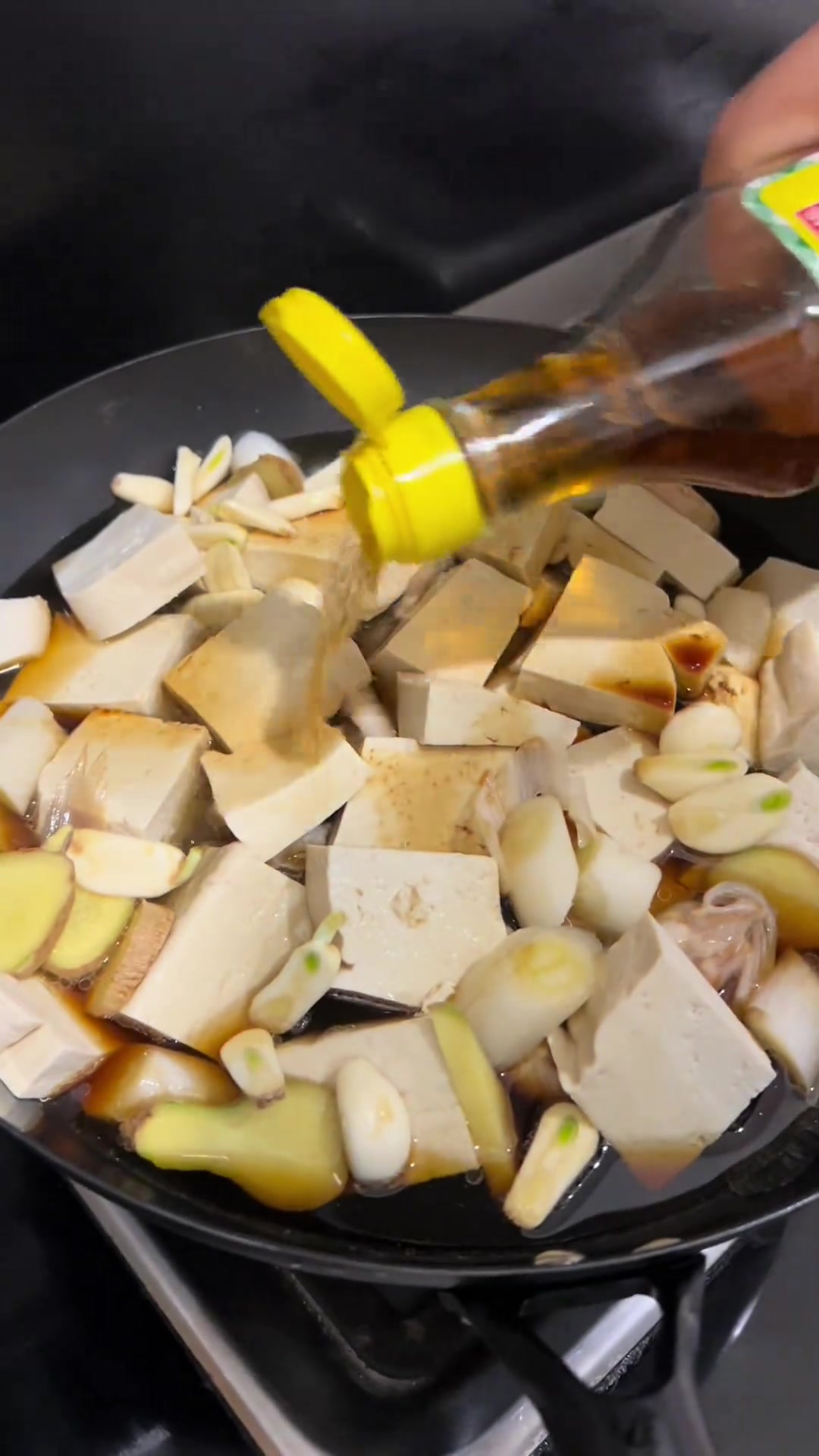 分享昨晚黄爸用铁锅炖鱼的视频～黄爸说,只要是做鱼,他下厨是心甘情愿记录真实生活