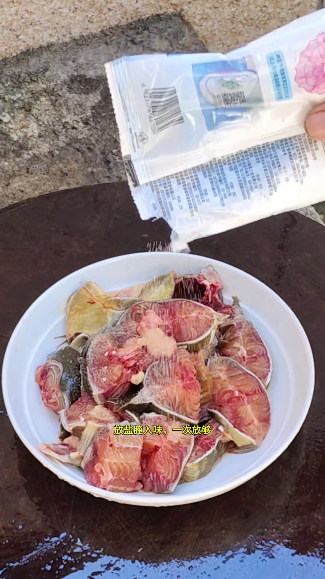 高端的食材做法就是这么简单,塘角鱼蒸独脚金!建议有条件的朋友也养点塘角鱼自己吃