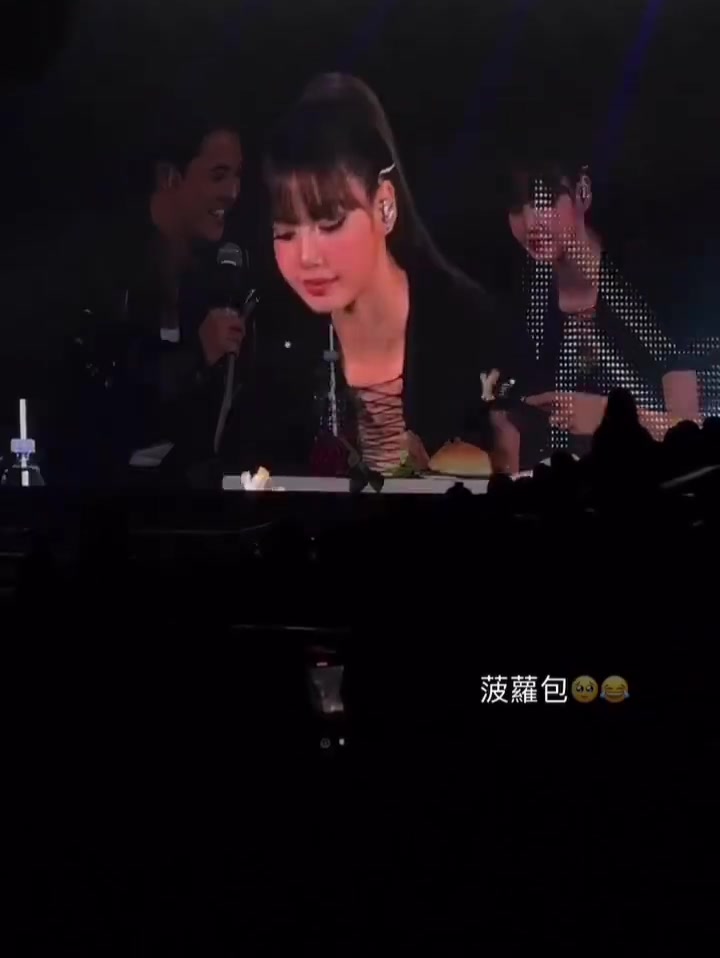 Lisa用广东话说菠萝包太可爱了,她私下其实和舞台反差很大