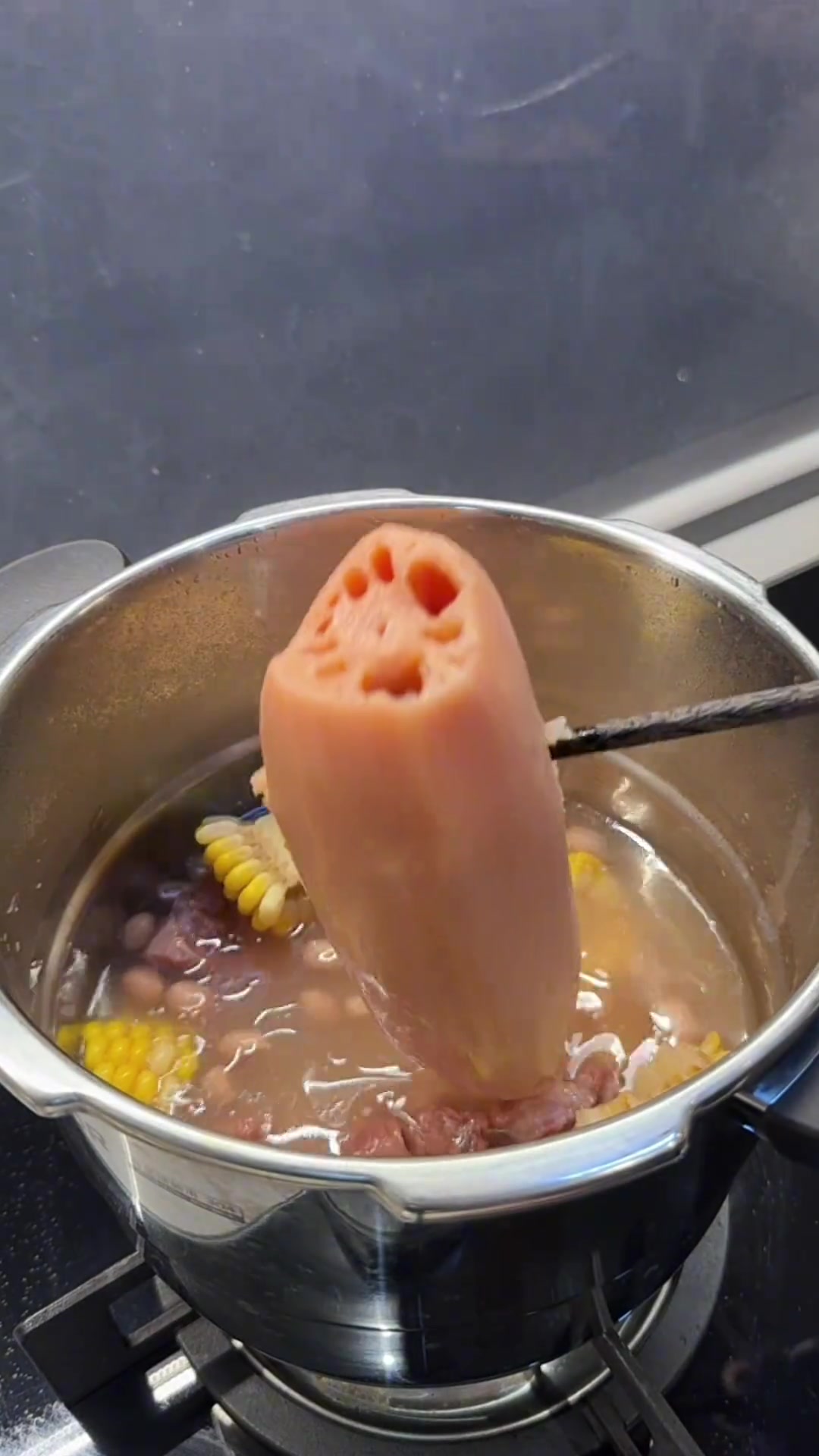 今晚吃白萝卜腊肠炒饭配莲藕汤~ 又是我最爱的粉藕,可以吃到饱啦~潮汕 潮汕美食
