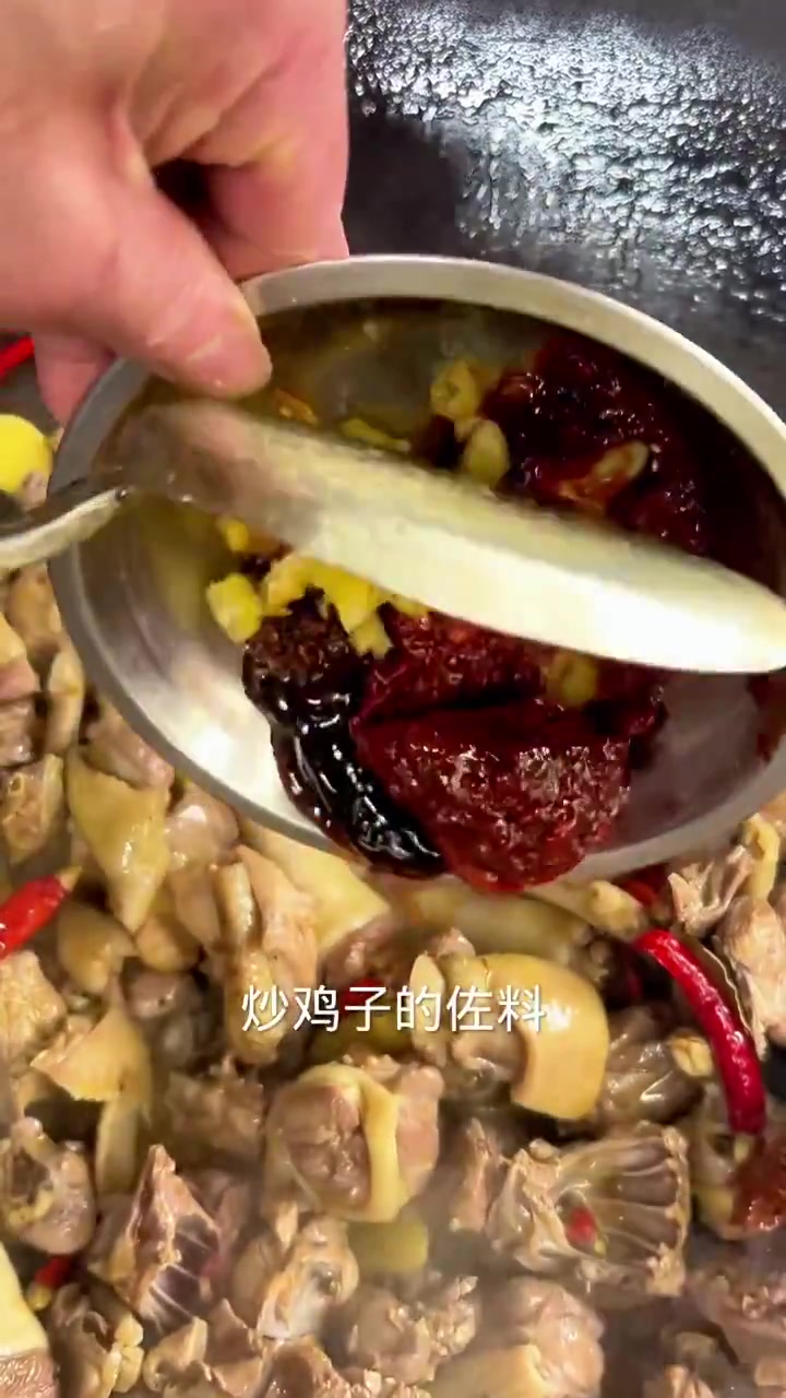 今天分享一下我们农村的土灶做的柴火鸡!